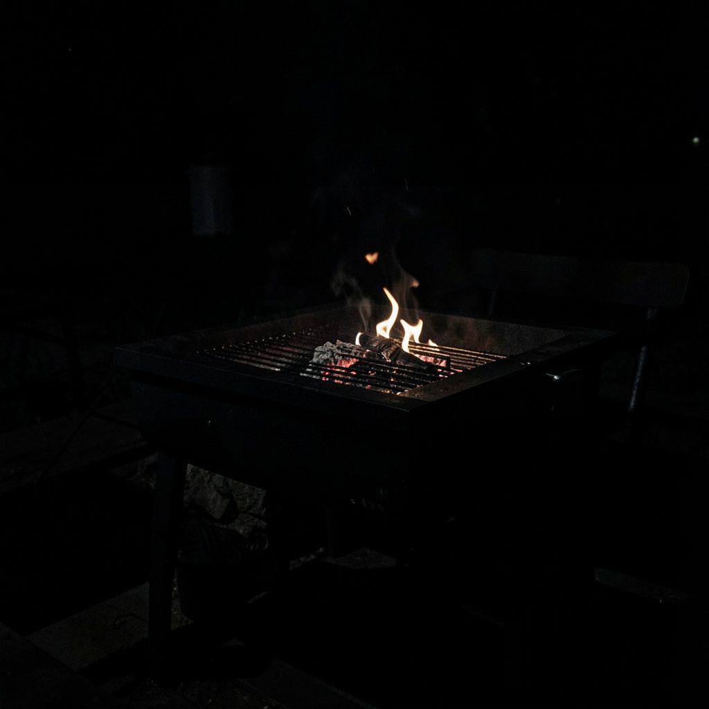 Photographie d'un barbecue en extérieur, tons chauds et fumés, ambiance conviviale et décontractée.